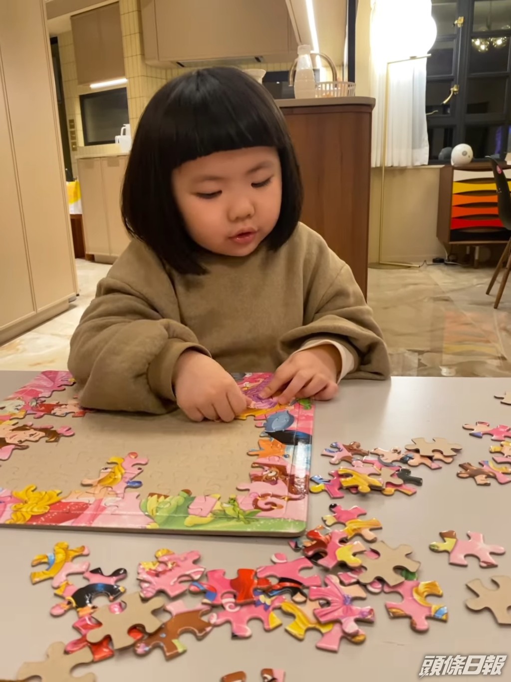 Lucy身後睇位置，似是開放式廚房。